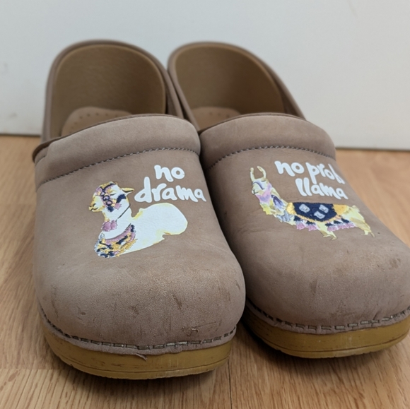 Dansko Twin Pro Beige Tan "No Prob Llama" Print Mules Clogs Shoes Size 40 US 10 - Picture 14 of 16